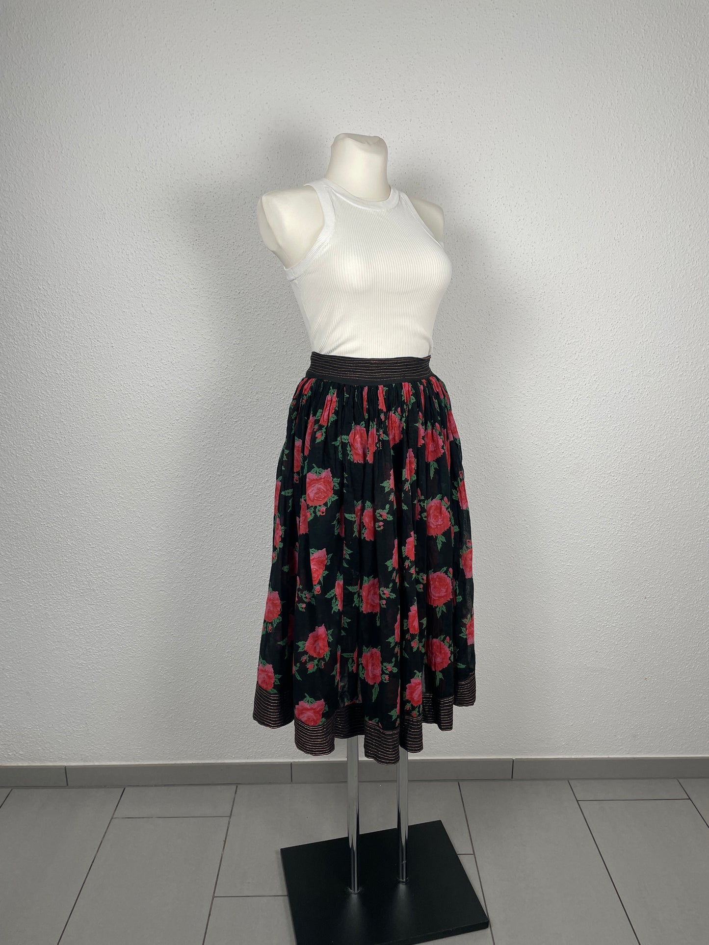Floral Pleated Midi Skirt – Black with Red Roses