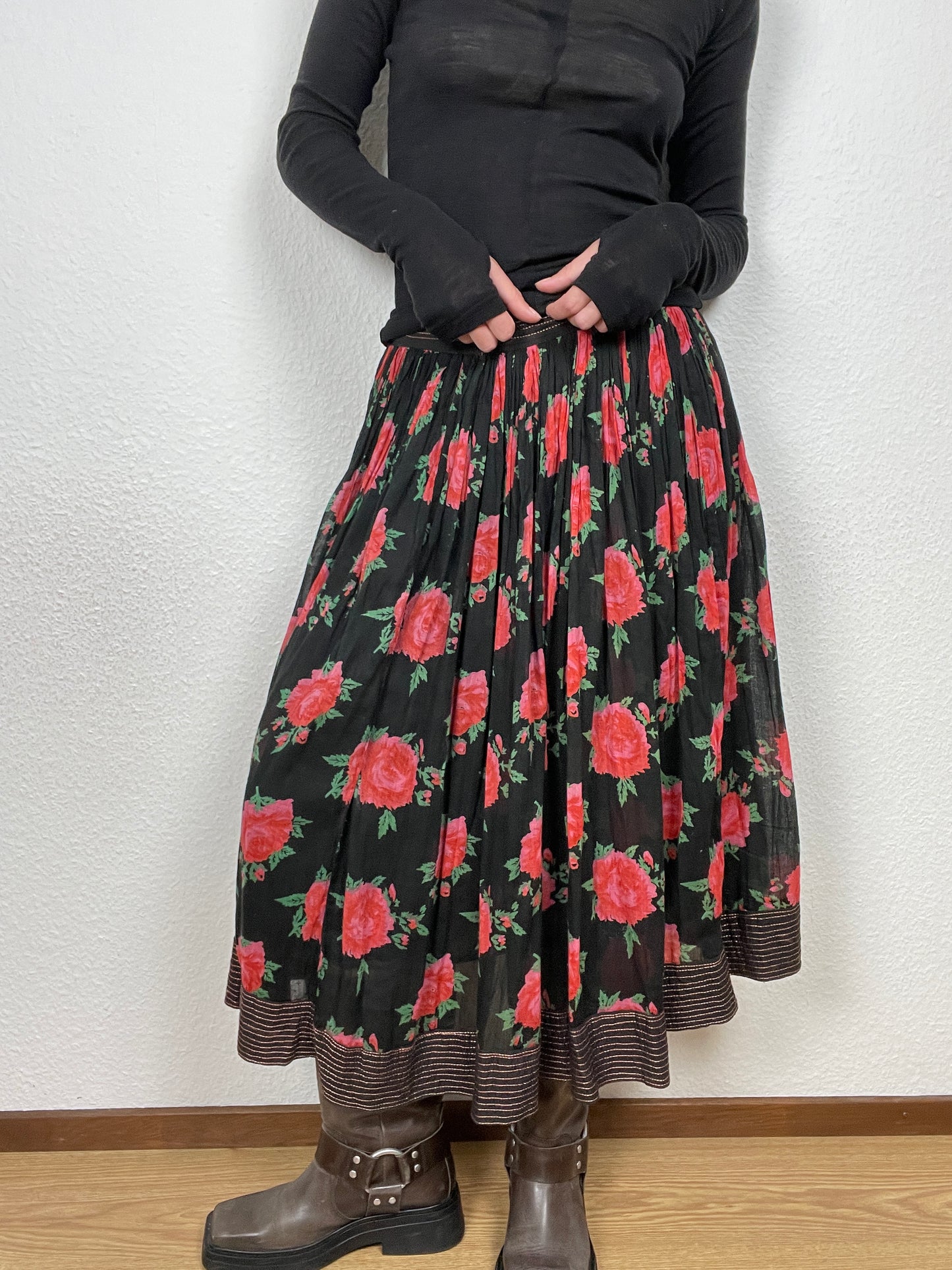 Floral Pleated Midi Skirt – Black with Red Roses