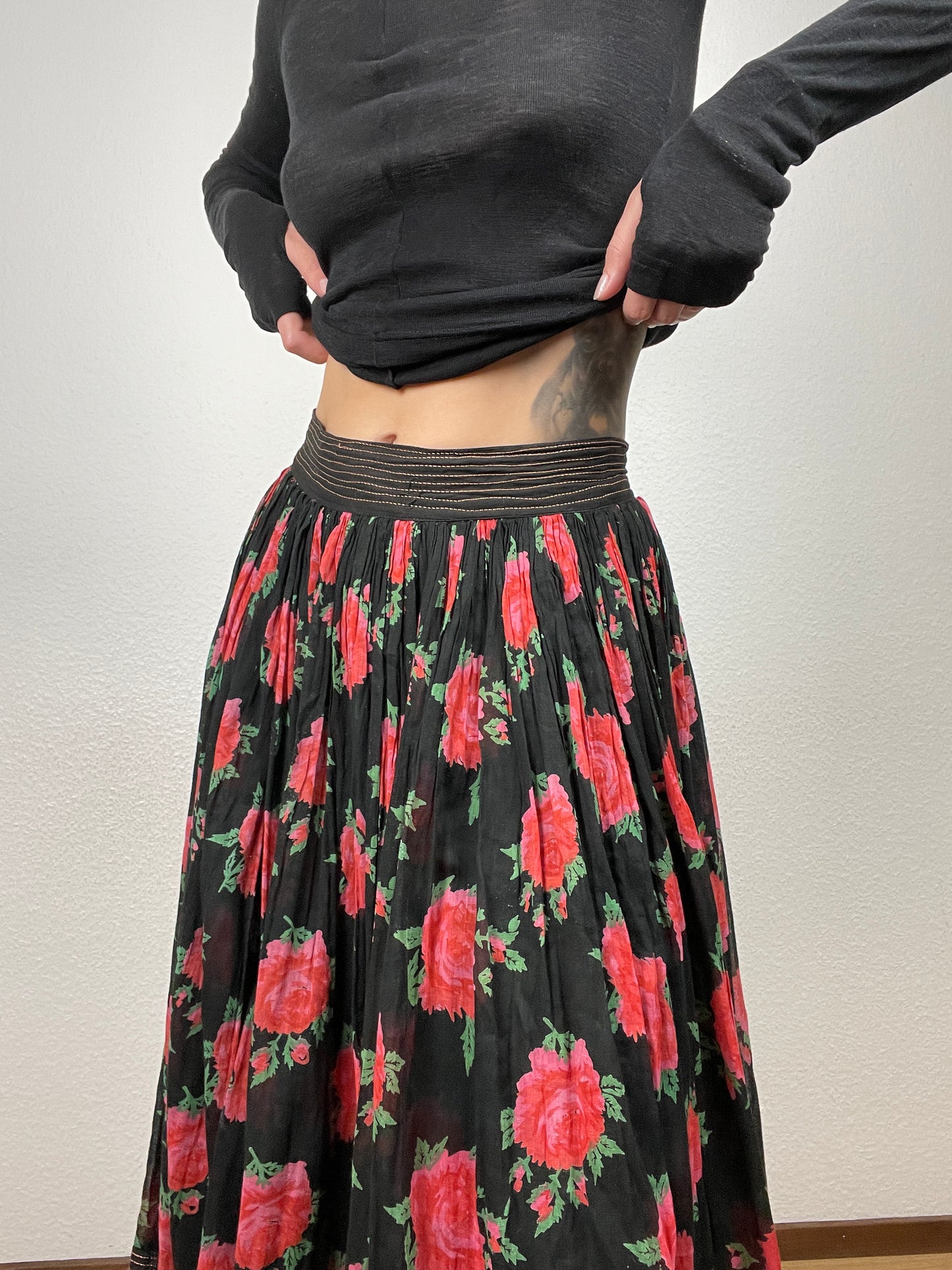Floral Pleated Midi Skirt – Black with Red Roses