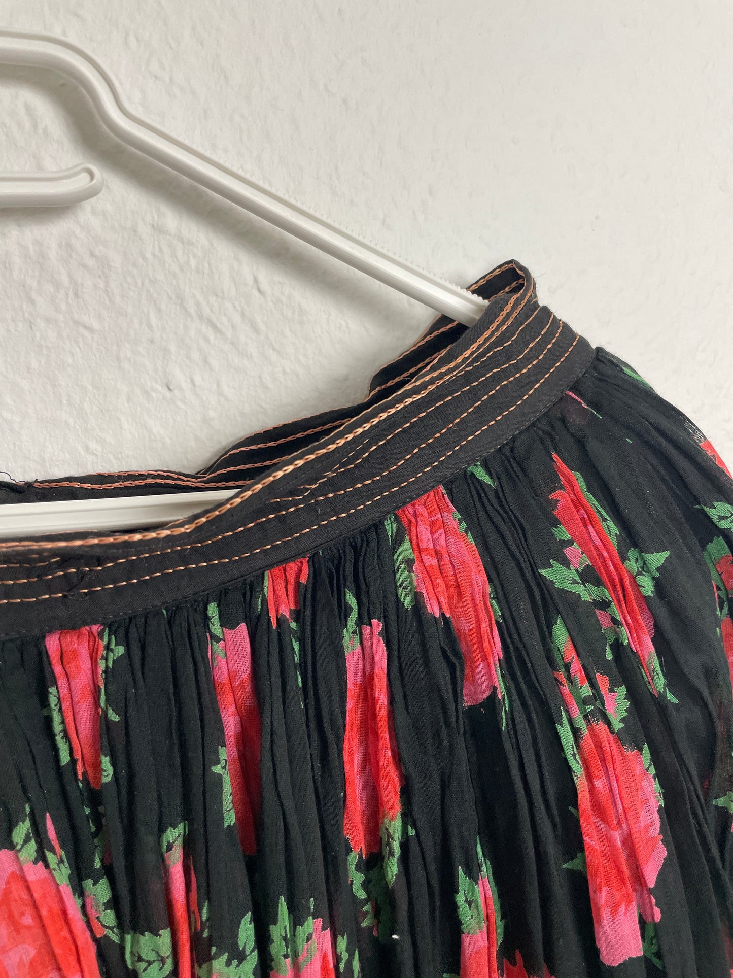 Floral Pleated Midi Skirt – Black with Red Roses